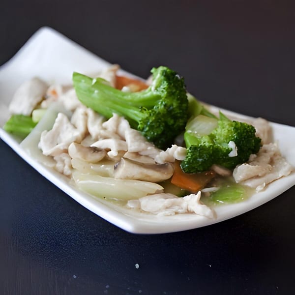 Lotus Xpress chicken stir-fry with broccoli, mushrooms, carrots, and onions in a white sauce.